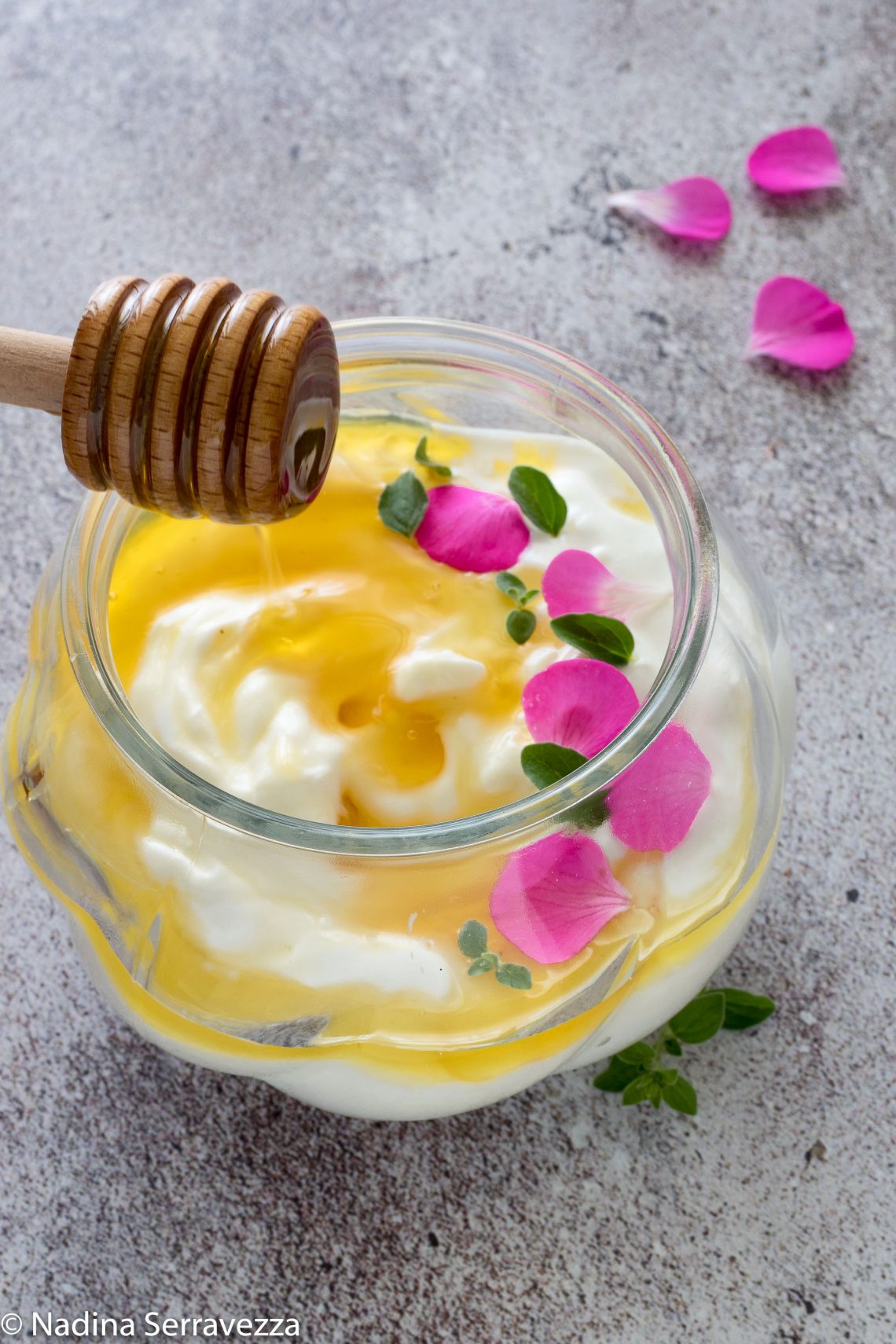 Yoghurt mit Honig und Wildblumen (yogurt con miele e fiori selvatici)