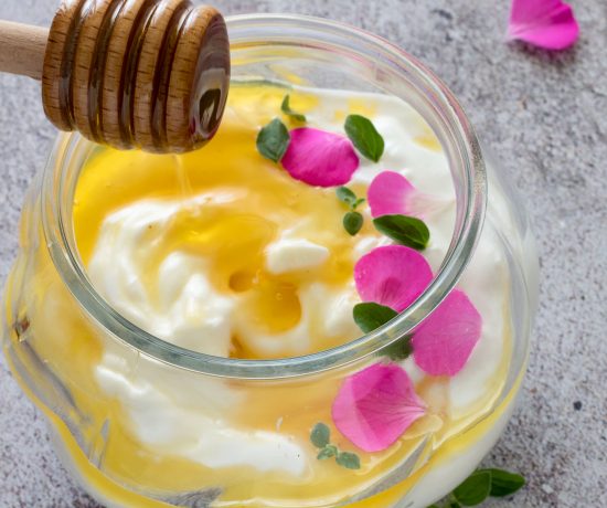 Yoghurt mit Honig und Wildblumen (yogurt con miele e fiori selvatici)