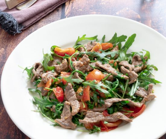 Straccetti di vitello con rucola e pomodorini