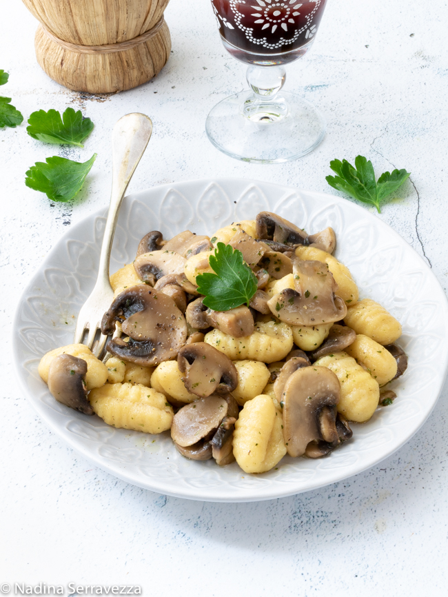 Gnocchi di patate con funghi champignon