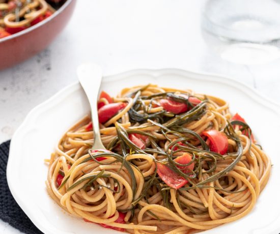 Spaghetti integrali con agretti e pomodorini