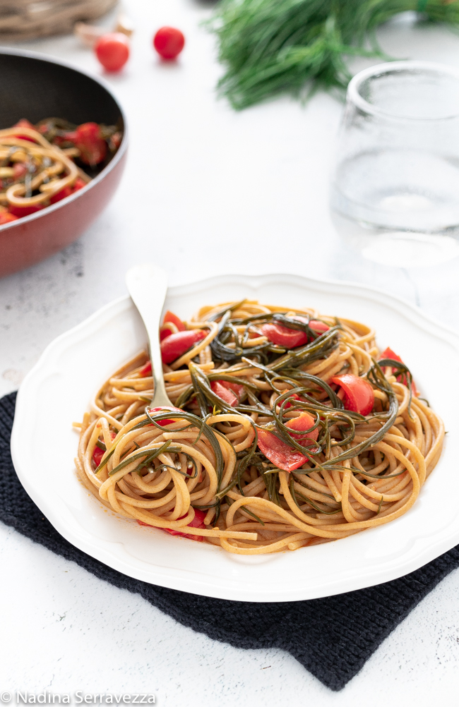 Spaghetti integrali con agretti e pomodorini